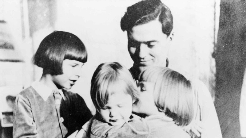 Claus Schenk Graf von Stauffenberg mit seinen Söhnen Berthold Maria, Franz Ludwig und Heimeran um 1940.