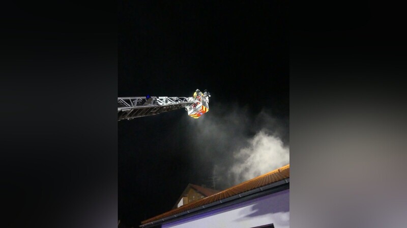 Sechs Feuerwehren bekämpften den Brand und verhinderten - auch mit der Schierlinger Drehleiter - ein Übergreifen des Brandes auf das Wohnhaus.