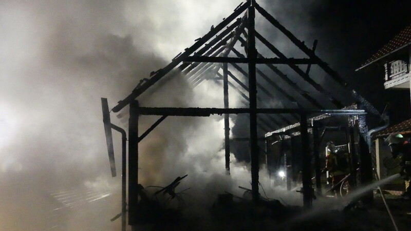 In Wahlsdorf ist am Donnerstagabend ein Brennholzschuppen vollständig abgebrannt. Die Brandursache ist noch nicht bekannt.