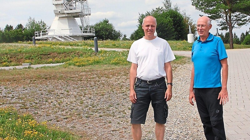 "Der Bedarf an zusätzlichen Stellen im Geodätischen Observatorium in Wettzell ist ganz klar gegeben", betonen Dr. Thomas Klügel (li.) und Dr. Reiner Dassing.