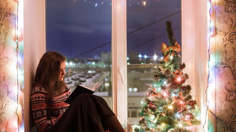 Es gibt nichts Schöneres, als an einem winterlichen Abend in einem guten Buch zu schmökern.