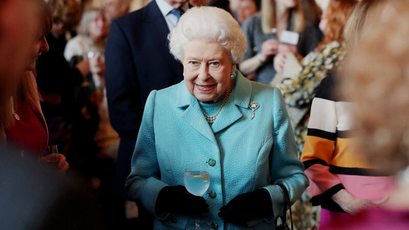 Bei Queen Elizabeth II. läuft alles rund, wie hier bei einem Empfang auf Schloss Windsor. Dafür sorgt im Hintergrund eine Vielzahl von Helfern.