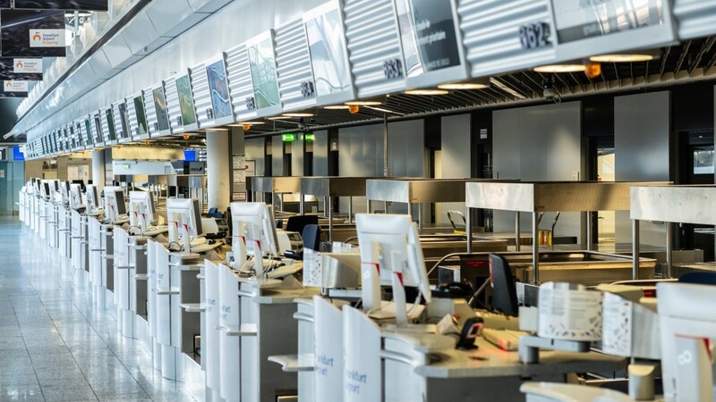 Leere Check-In-Schalter in Terminal 1 des Flughafen Frankfurt. An den größeren deutschen Flughäfen gibt es wegen der Corona-Krise kaum noch Starts und Landungen.