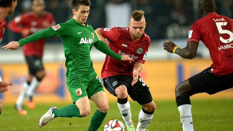 Auch schon in der Bundesliga für den FC Augsburg am Ball: Jahn-Neuzugang Erik Thommy.