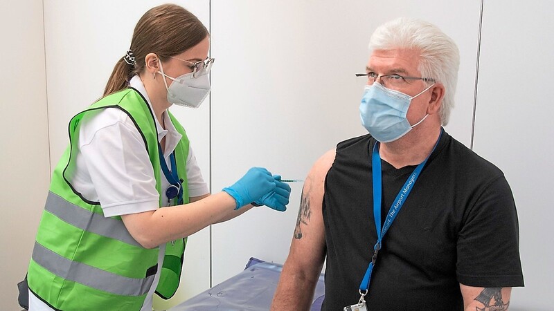 Ein Mann lässt sich in einem Impfzentrum gegen Corona impfen. Wer eine Corona-Infektion überstanden hat, braucht nur eine Impfdosis. Voraussetzung ist allerdings ein Nachweis mittels eines PCR-Tests.