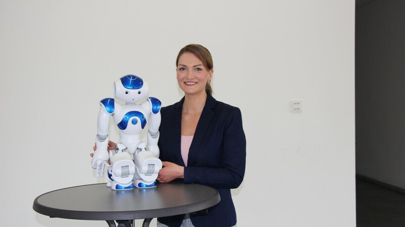 Digitalministerin mit Roboter