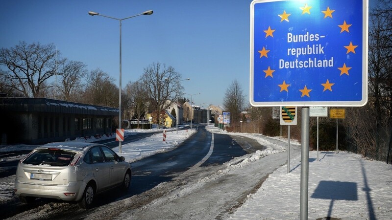 Tschechien verbietet alle Einreisen die nicht lebensnotwendig sind. Ausnahmen sind Ausländer die in dem Land arbeiten.