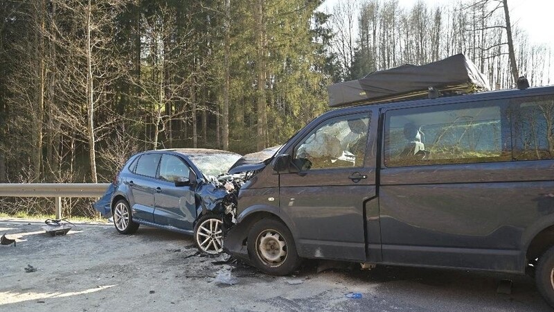 Auf der B12 im Landkreis Freyung-Grafenau hat sich am Ostermontag ein tödlicher Unfall ereignet.