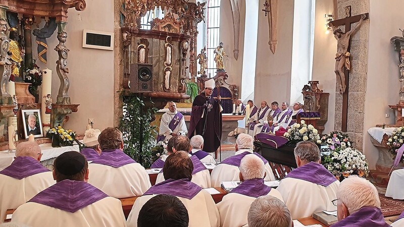 Drei Dutzend Würdenträger lauschten ebenso wie die Trauergemeinde den Worten von Bischof Holub.