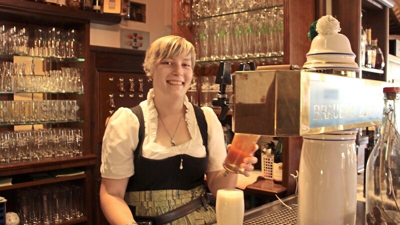 Eine Servicekraft bei der Arbeit im Hotel zur Post in Bad Kötzting. Der Arbeitskräftemangel in der Gastronomie nimmt immer größere Ausmaße an.