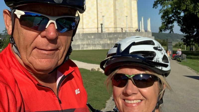 Karl Wellenhofer und seine Frau Ruth sind im Sommer gern mit ihren E-Bikes unterwegs und machen Tagestouren, beispielsweise zur Befreiungshalle nach Kelheim.