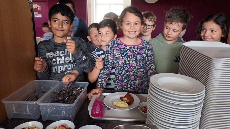 Geduldig stehen die Kinder an der Theke zum Füllen der gereichten Teller an. Das Mittagessen in der Schulmensa erfreut sich steigender Nachfrage.