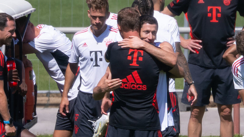 Robert Lewandowski umarmt Trainer Julian Nagelsmann nach seinem wohl letzten Training für den FC Bayern.