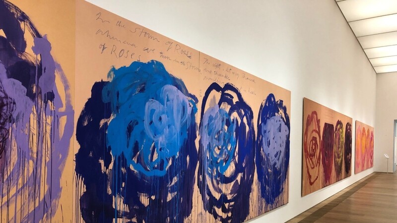 Was will der Künstler Cy Twombly mit seinen Rosen ausdrücken? Wer Kunstgeschichte studiert, lernt, solche Bilder zu verstehen.