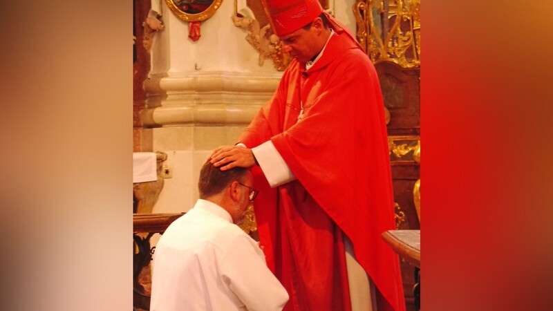 Mit der Handauflegung weiht Bischof Oster Rainer Breinbauer zum Diakon.