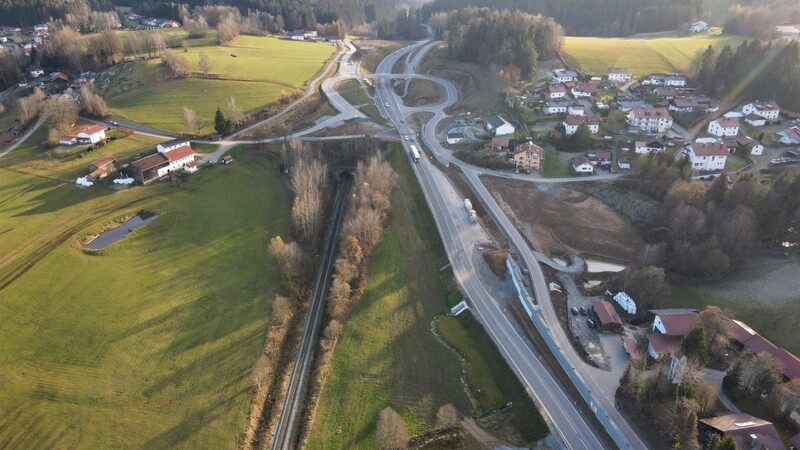 Die Bogenbrücke ist fertig, der Straßenbau bei Hochbühl und Gotteszell ist abgeschlossen. Auf der B 11-Baustelle ist jetzt erst einmal Winterpause.