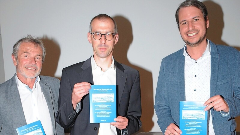 Bürgermeister Matthias Kohlmayer (r.), Autor Manfred Niedl (Mitte) und Dr. Ludwig Husty stellten eine neue, 163 Seiten umfassende Ausgabe der Historischen Heimatblätter vor.