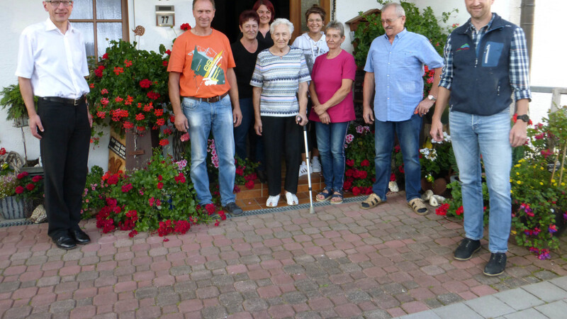 Eva Brandl, hier mit einem kleinen Teil ihrer Großfamilie sowie Pfarrer Wutz und Bürgermeister Mühlbauer, wurde am Sonntag 85 Jahre alt.