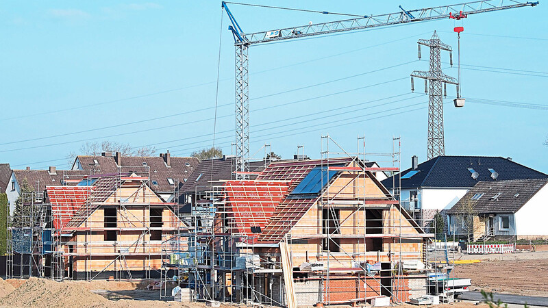 Hausbauer und Immobilienkäufer müssen mit weiter steigenden Preisen und Bauzinsen rechnen.