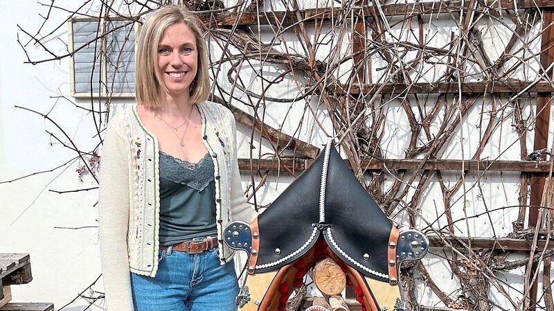 Maria Piendl aus Chamerau hat ihren Meister im Bereich Reitsportausrüstung absolviert und als Meisterstück ein Hornkummet angefertigt.
