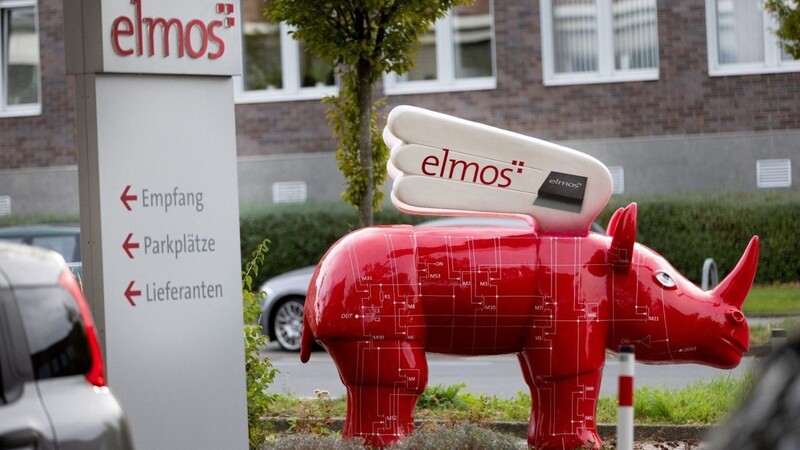 Ein geflügeltes Elmos-Nashorn steht vor der Chipfabrik Elmos Semiconductor SE in Dortmund.