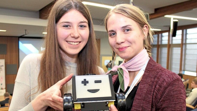 Die BOS-Schülerinnen Nina Mückl und Magdalena Jahn (von links) mit ihrem Roboter "Girgl".