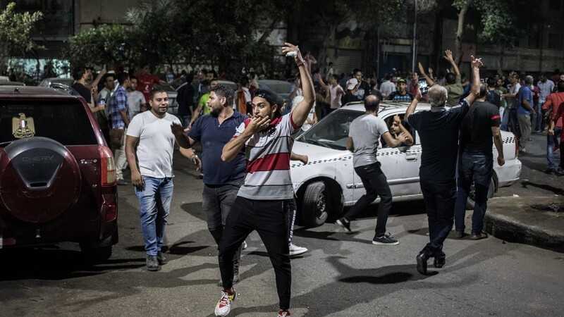 Demonstranten rufen Slogans während eines seltenen Protestes gegen die Regierung in der Innenstadt von Kairo.