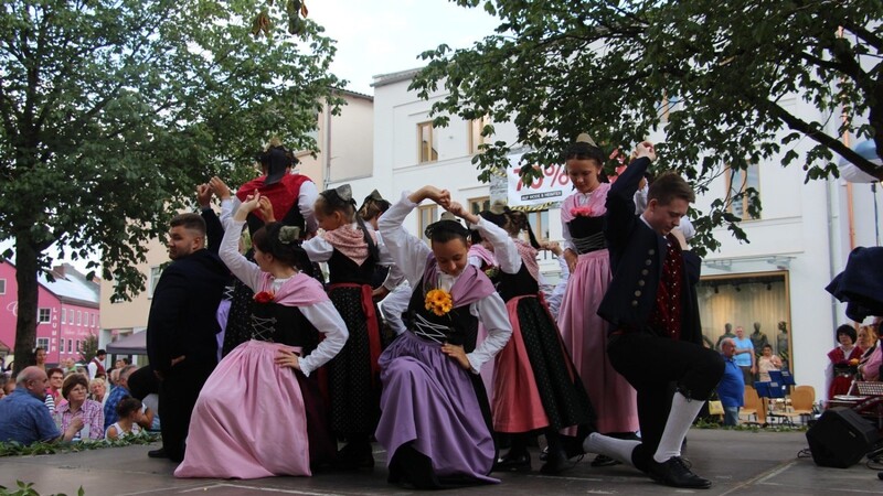 Die Waldler zeigten traditionelle Tänze.