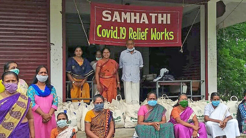 "Hilfe zur Selbsthilfe" ist ein wesentliches Merkmal der Organisation Samhathi. Dies bewährt sich auch in Zeiten der Pandemie. Vor allem Frauen sind es, die aktiv werden und sich gegenseitig in dieser schwierigen Lage unterstützen.