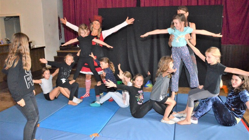 Akrobatisch bildeten diese Kinder Menschenpyramiden.