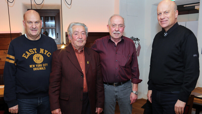 Die gewählte Vorstandschaft der Krieger- und Reservistenkameradschaft Schierling mit Bürgermeister Christian Kiendl (re).