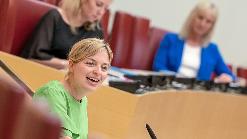 Oppositionsführerin Katharina Schulze (im Vordergrund) arbeitet sich im Landtag an Sozialministerin Ulrike Scharf (r.) ab, die unmittelbar davor ihre erste Regierungserklärung abgegeben hat.