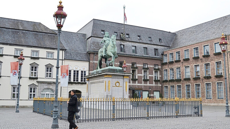 Damit das Denkmal von Kurfürst Johann Wilhelm von der Pfalz fertiggestellt werden konnte, spendeten die Einwohner Silberlöffel.