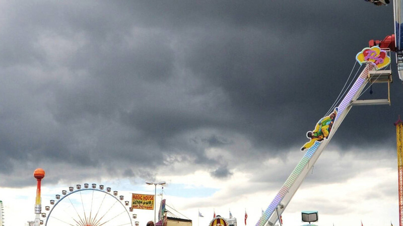 Dunkle Wolken über dem Gäubodenvolksfest in Straubing? Laut Wettervorhersage ist die Wahrscheinlichkeit eines verregneten Auftakts am Freitag sehr gering. (Symbolbild)