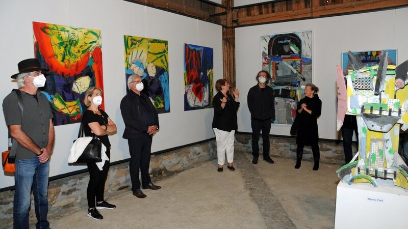 Zahlreiche Künstler waren mit vielen Besuchern zur Eröffnung der Ausstellung in der Galerie im Woferlhof gekommen.