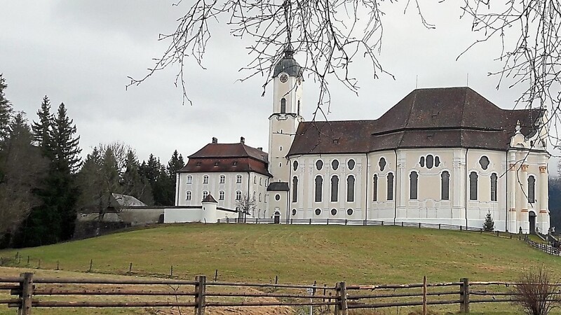 Ein Kleinod in Oberbayern: Die Wieskirche, die innerhalb von neuen Jahren zwischen 1745 und 1754 erbaut wurde, ist eine überaus prächtige Rokokokirche.