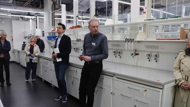 Gebäudemanager Bernd Tschimmel (r.) und Pressereferent Otto Zellmer zeigen den Teilnehmern die Laborflächen des neuen Gebäudes.