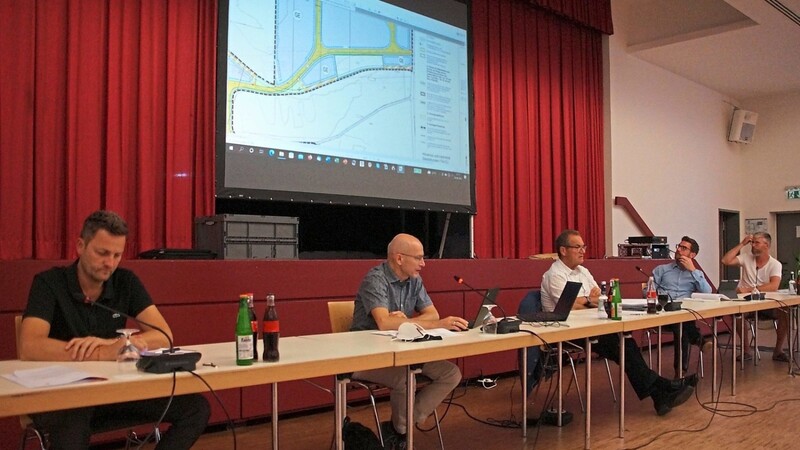 Bernhard Bartsch (2. von links) vom gleichnamigen Planungsbüro erläuterte die eingegangenen Stellungnahmen zum Bebauungsplan Gewerbegebiet Unterheising Ost I und die Vorschläge.