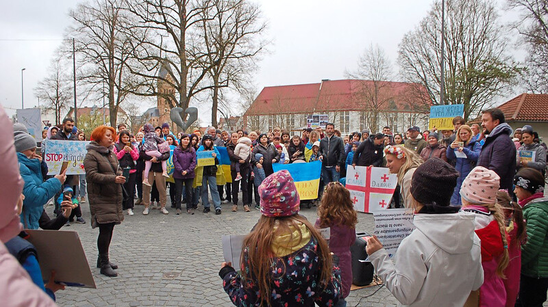 "Für Freiheit und Frieden, gegen den Krieg in der Ukraine" hieß das Motto der Solidaritätsdemo am Landshuter Ländtor.