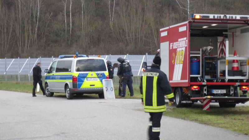 Turbulente Szenen spielten sich am Donnerstagmorgen bei Wiesent im Landkreis Regensburg ab. Dort flüchtete ein Mann während einer Polizeikontrolle zu Fuß über die Autobahn A3.