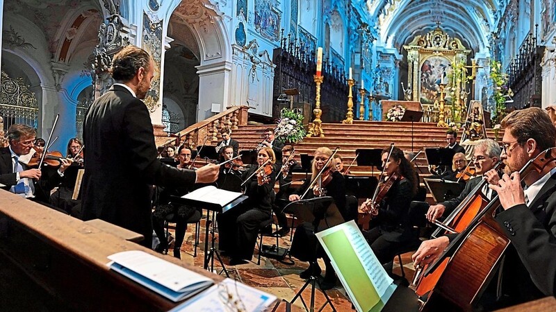 Das Domorchester aus ambitionierten Laien, semiprofessioneller Besetzung und professionellen Streichern und Bläsern bot mit Werken von Mozart und Schubert wieder ein fantastisches Konzert.