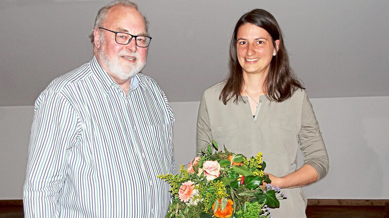 Johann Festner, der Vorsitzende des Kulturausschusses, überreichte der künftigen Kulturbeauftragten Lena Schöberl einen Blumenstrauß. Für ihren neuen Posten hat sie sich schon einiges überlegt.