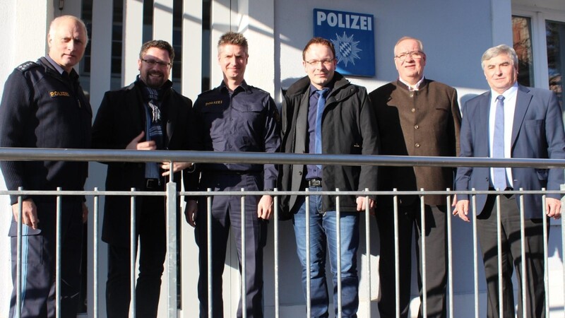Dienststellenleiter Alfons Windmaißer (links) und sein Stellvertreter Stefan Fischer (Dritter von links) empfingen Gerhard Hopp, Martin Stoiber, Franz Löffler und Karl Holmeier (von links).