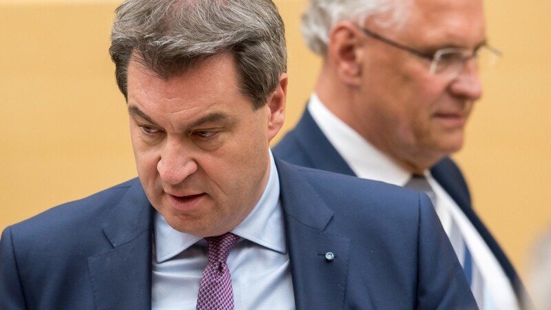 Markus Söder (CSU, l.), Ministerpräsident von Bayern, und Joachim Herrmann (CSU), Innenminister von Bayern, gehen während der Plenarsitzung im Landtag, in der das neuen Polizeiaufgabengesetz (PAG) beschlossen werden soll, aneinander vorbei.