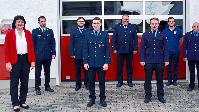 Kommandanten und Vorstandschaft der Feuerwehr Schmatzhausen-Egg mit Bürgermeisterin Andrea Weiß (l.), Kreisbrandmeister Michael Bachmaier und Kreisbrandinspektor Hans Haller.