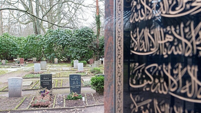 Gedenktafeln auf einem muslimischen Friedhof.