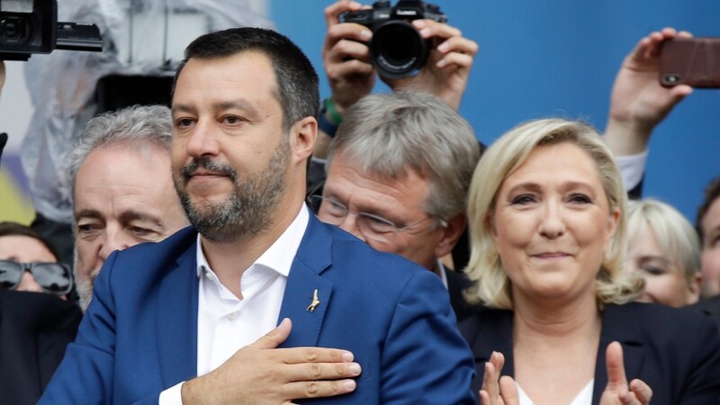 Italiens Innenminister Matteo Salvini von der rechtsnationalistischen Lega und Marine Le Pen, Vorsitzende der Partei "Rassemblement National" aus Frankreich, nehmen in Mailand an einer Kundgebung der neuen Allianz nationalistischer Parteien Europas teil.
