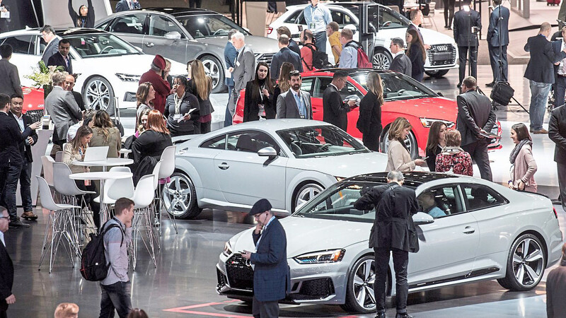 Dichtes Gedränge herrscht bei der Automesse in Detroit auf dem Stand von Audi. Neue US-Zölle könnten den Autoabsatz einbrechen lassen.