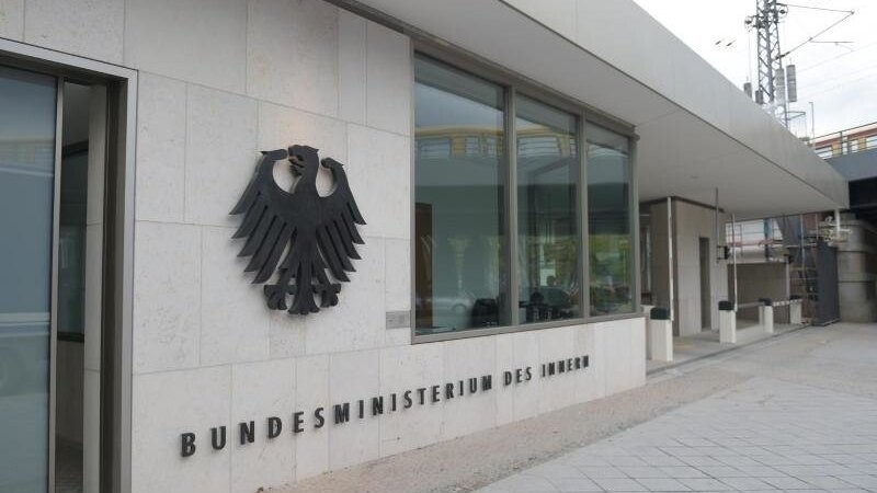 Rund 2600 Menschenrechtler, Künstler, Wissenschaftlicher, Journalisten und andere potenziell gefährdeten Menschen haben vom Bundesministerium einen Aufenthaltstitel für Deutschland erhalten. (Symbolbild)