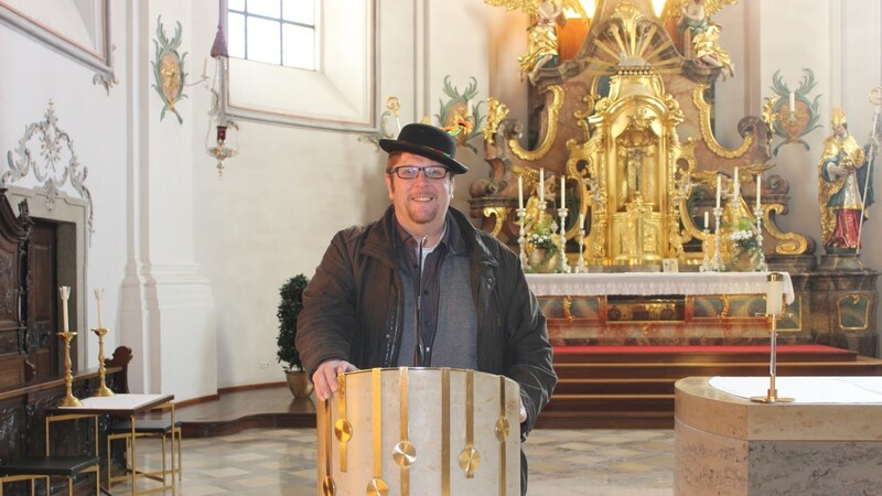 Pfarrvikar Markus Meier stimmt sich mit seinem Faschingshut bereits für die Predigt am Sonntag ein.